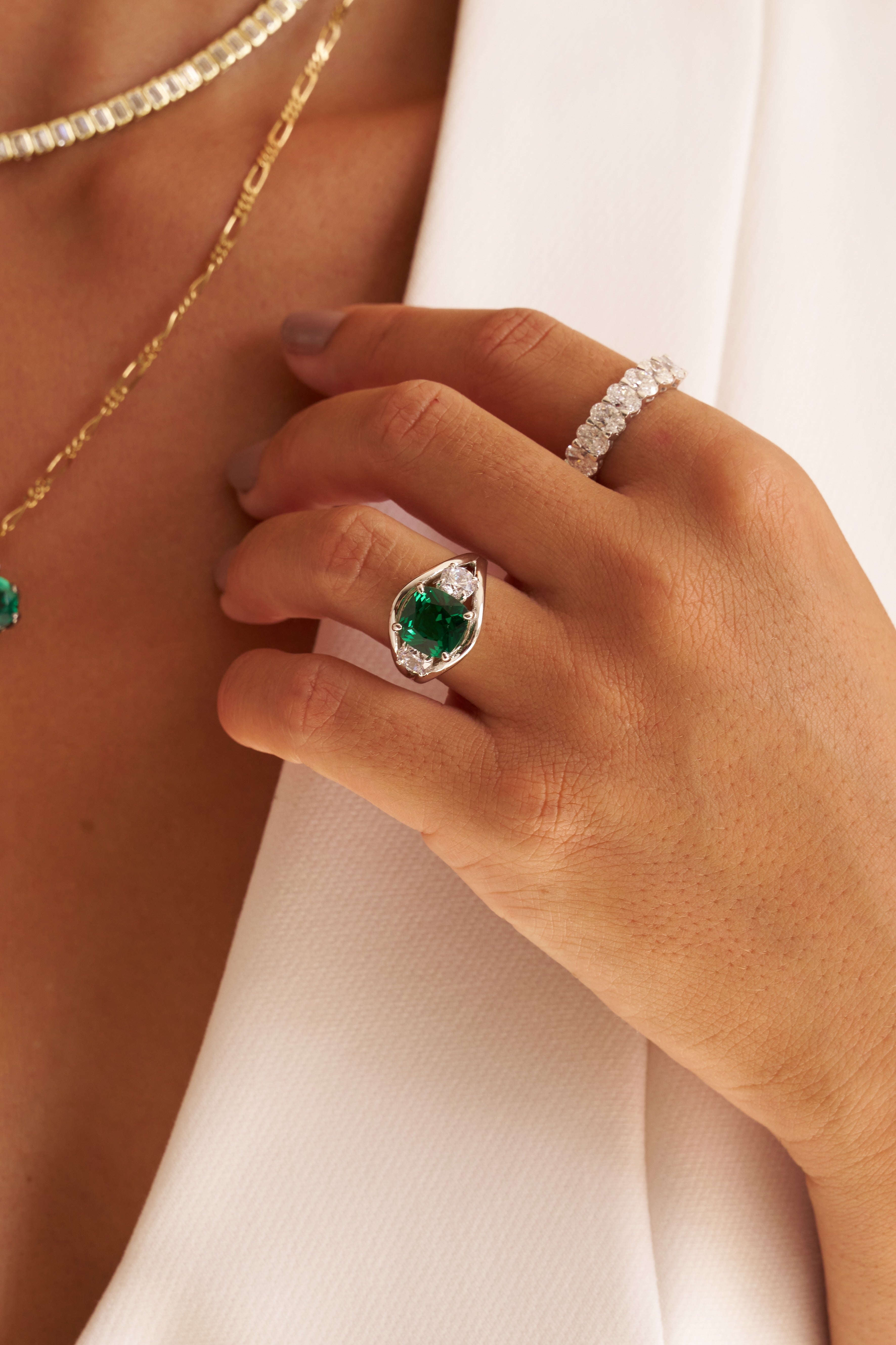 Bogotá Green Emerald Ring with Diamond Side Stones